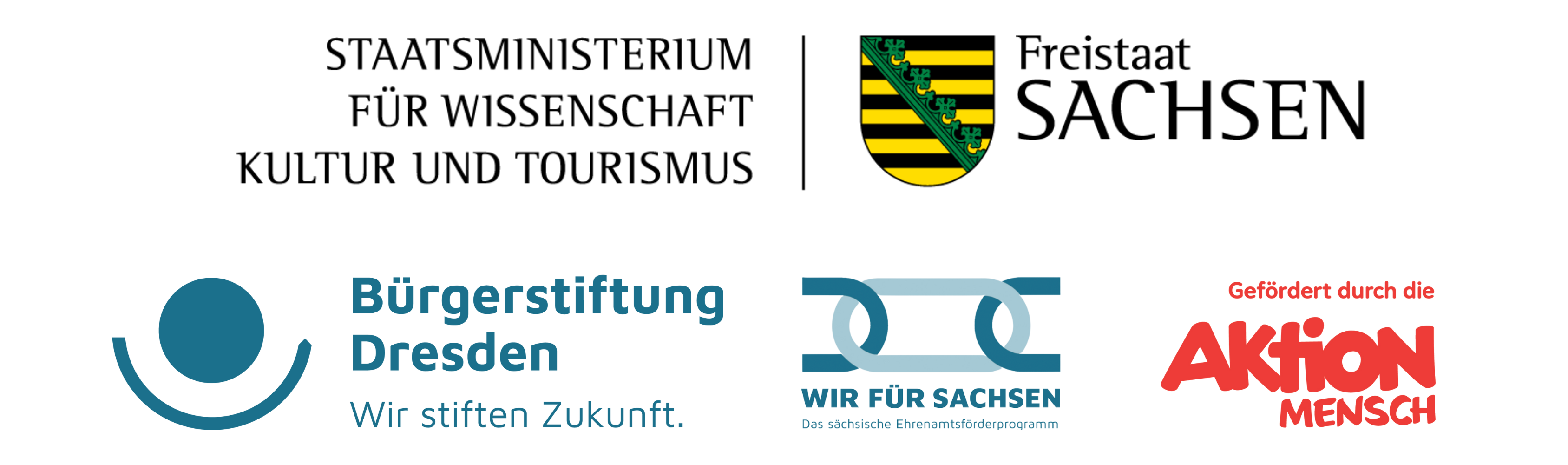 Logos der Fördernden: Staatsministerium für Wissenschaft, Kultur und Tourismus; Bürgerstiftung Dresden; Wir für Sachsen – Das sächsische Ehrenamtsförderprogramm