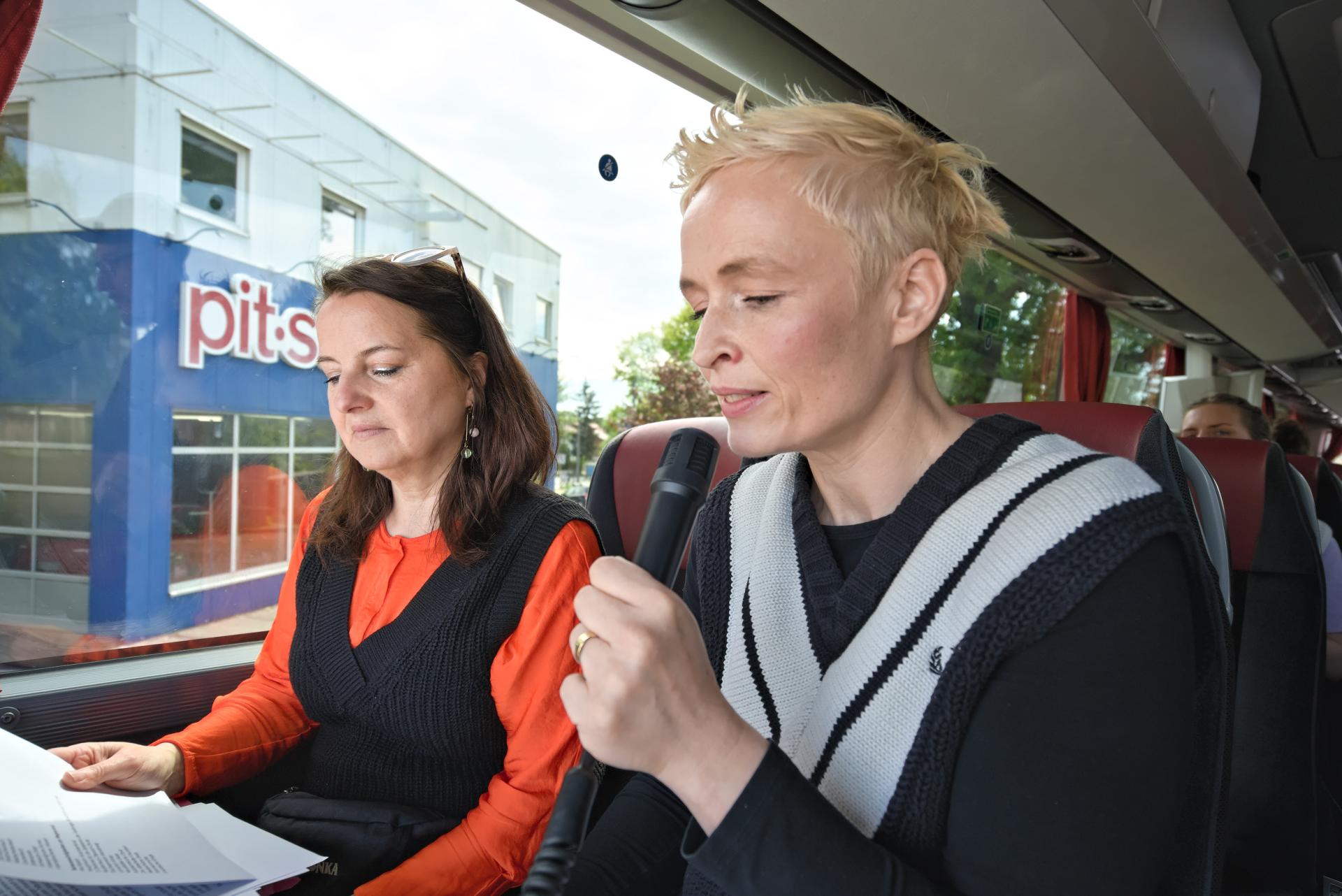 The artists Diana Wesser and Sandra Bringer sitting in the coach, speaking into the microphone