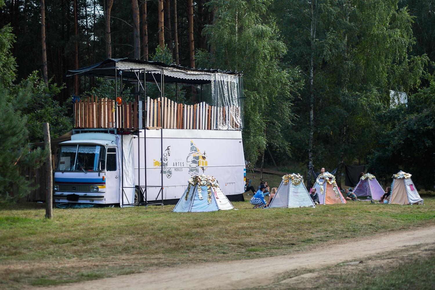 Oldtimer bus parking next to a forest
