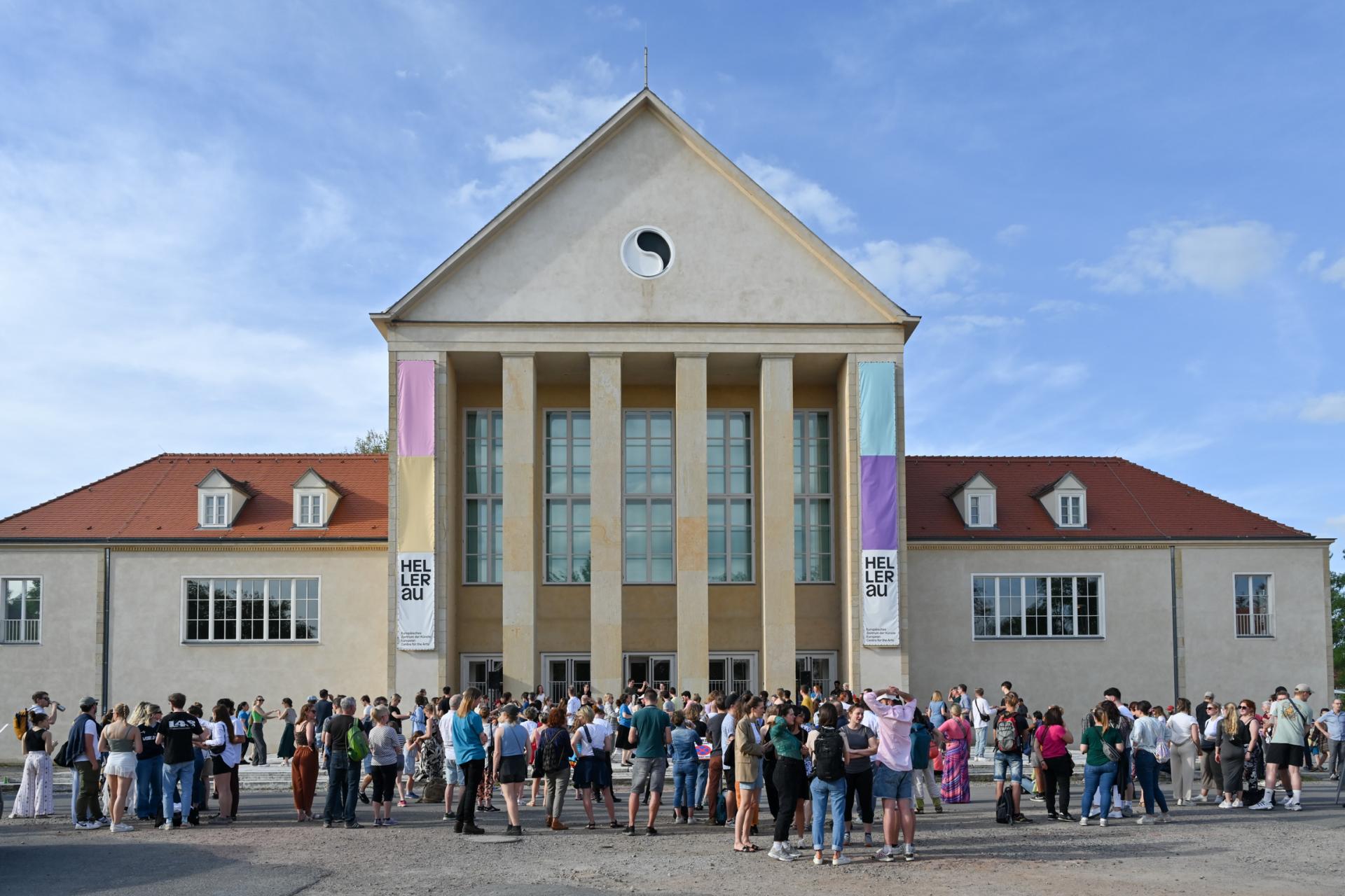 Festspielhaus HELLERAU in Frontalansicht, belebt