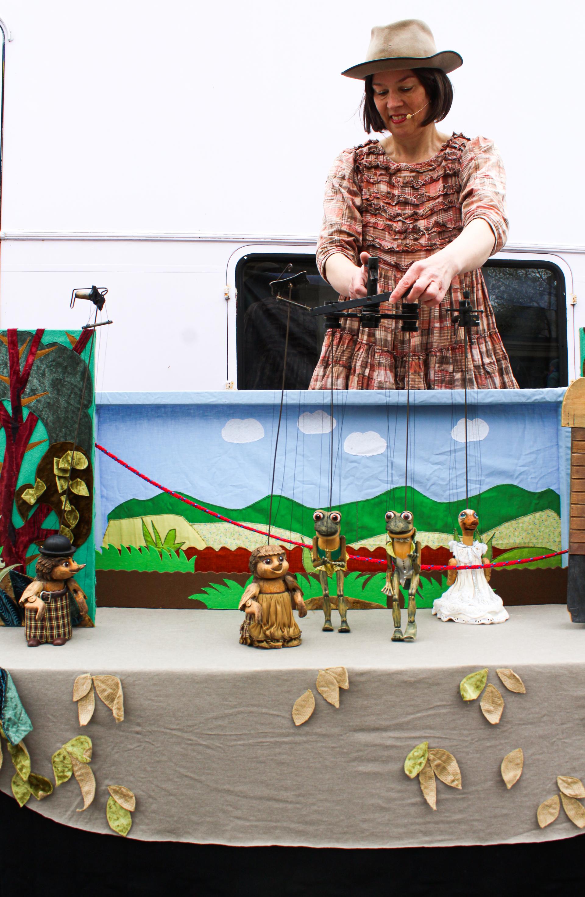 Puppeteer performs "Circus Gockelini"
