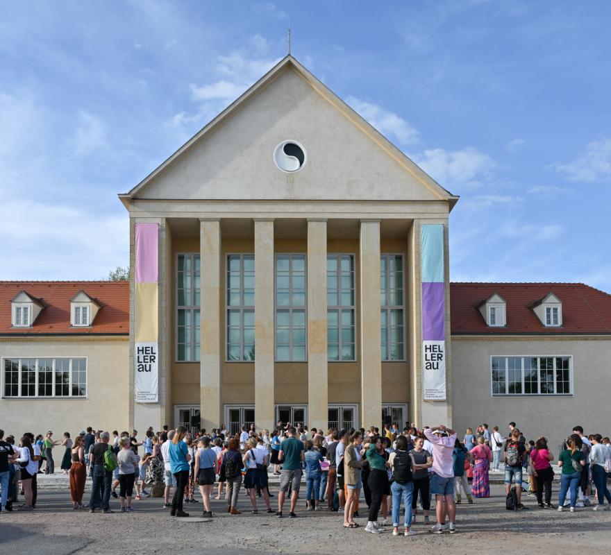 Festspielhaus HELLERAU in Frontalansicht, belebt