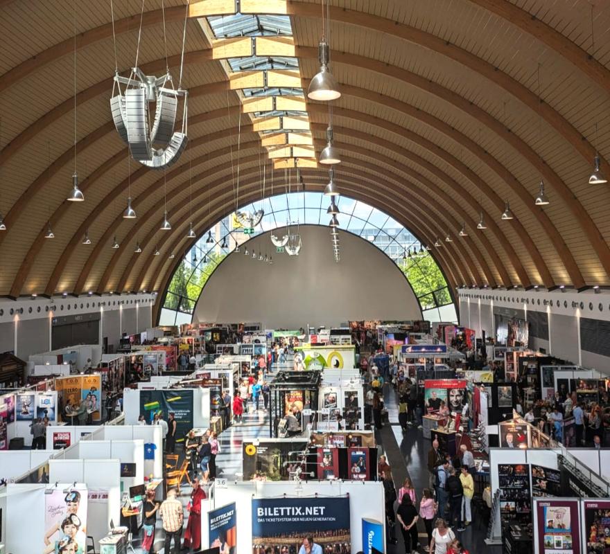 Belebte Stadthalle Bielefeld während des INTHEGA-Kongresses